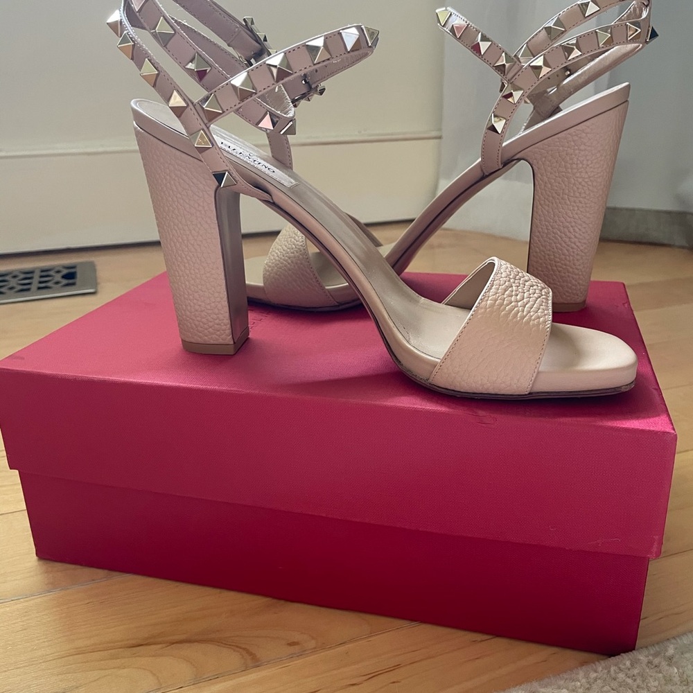 Valentino Garavani Rockstud Sandal In Camel Rose